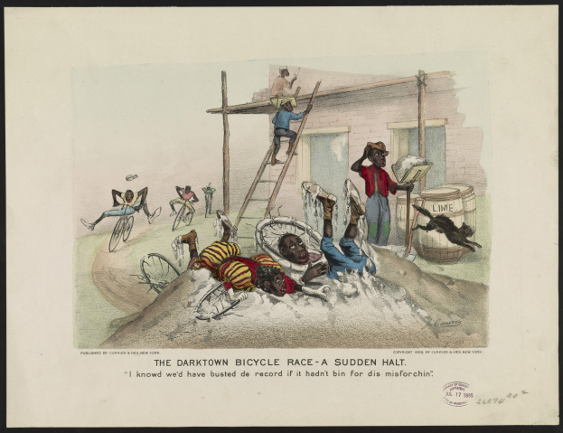 Plakat einer Vintage-Darstellung eines "Darktown Bicycle Race", das Radfahrer inmitten des Rennens zeigt, mit Zuschauern auf Leitern, Fässern und einem Gebäude im Hintergrund, sowie dem Titeltext unten.