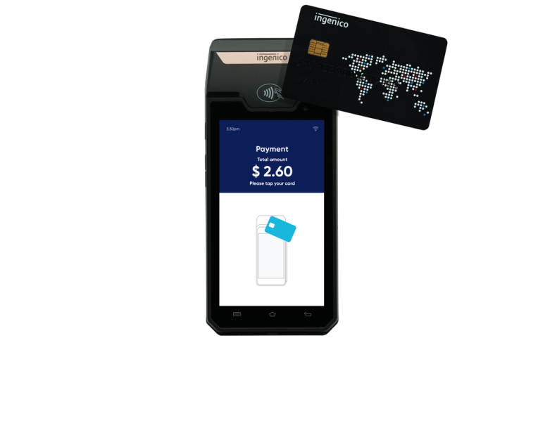 Ein Mobiltelefon mit einer Kreditkarte daneben, was den Einsatz eines Ingenico-Mobilzahlungssystems vermuten lässt.