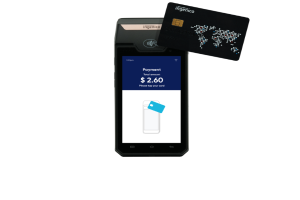 Ein Mobiltelefon mit einer Kreditkarte daneben, was den Einsatz eines Ingenico-Mobilzahlungssystems vermuten lässt.