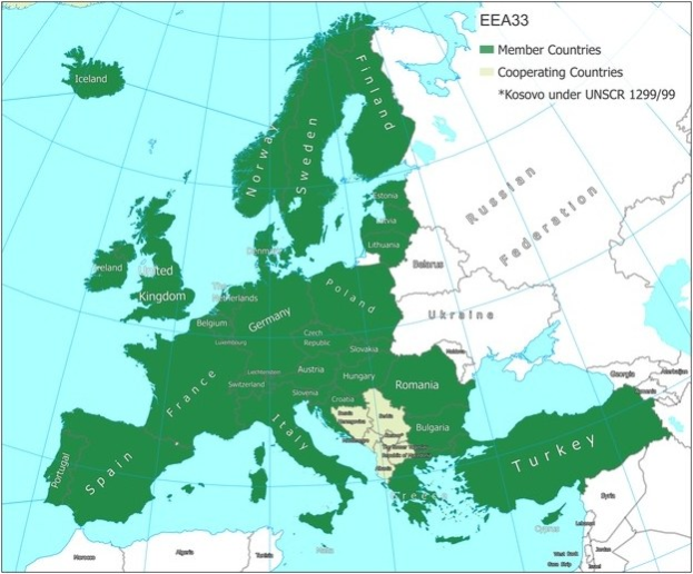 Ein Plakat, das eine detaillierte Karte von Europa zeigt, die die Mitgliedstaaten der Europäischen Union mit Landesnamen, Grenzen, wichtigen Städten, Flüssen und geografischen Merkmalen hervorhebt.