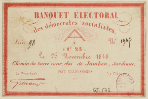 Ein alter Umschlag mit rotem Rand und einer Briefmarke, adressiert an "Banquet Electoral des Democrats Socialists".