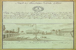 Schwarzes und weißes Bild einer handgezeichneten Straßenszene auf altem Papier, das eine Fahnenstange, Gebäude, Bäume und Himmel zeigt, überlagert mit Text aus einer Kopie des ersten Entwurfs der deutschen Verfassung.