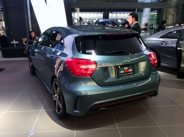 Mercedes-Benz A-Klasse Schrägheck in Frankfurt mit glänzendem Schwarz, Chromakzenten und sportlichem, niedrigem Design umgeben von Menschen.