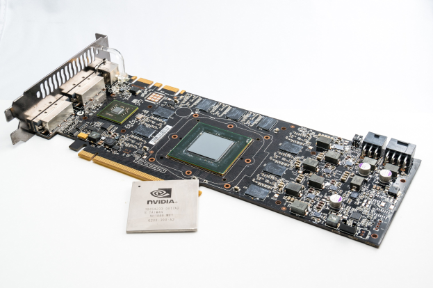 Nahaufnahme einer Computermotherboard mit einem Speicherchip darauf, der sichtbaren Text aufweist und auf einer weißen Oberfläche ruht.