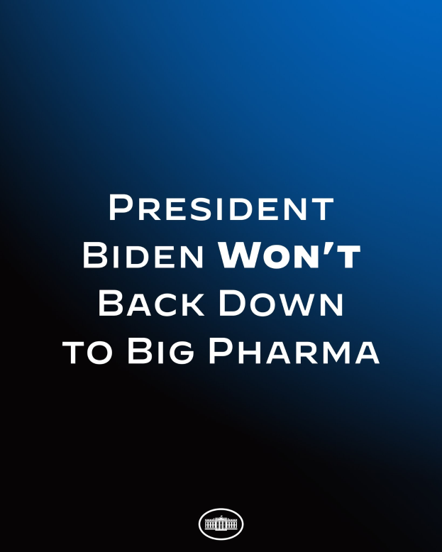 Blauer Hintergrund mit wei├čer Schrift, die "Präsident Biden gibt Big Pharma nicht nach" lautet, und einem Logo unten.