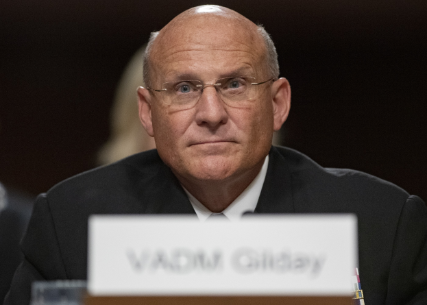 Ein Mann in Anzug und Krawatte, identifiziert als Vadim Gilday, sitzt an einem Tisch mit einer Namensschilder und einem Stift und Aussagen vor dem Senatsjustizausschuss in Washington, D.C.